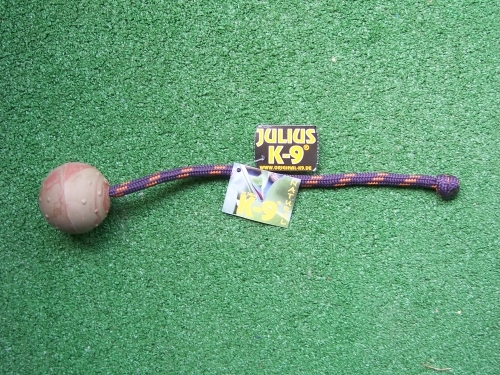 Ball von Julius-K9 mit Schnur und Knoten