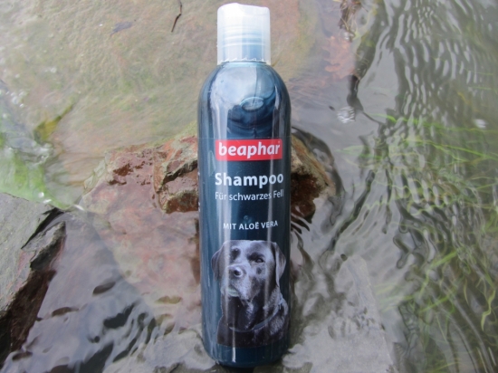 Hochwertiges Hundeshampoo für Hunde mit schwarzem Fell von Beaphar.